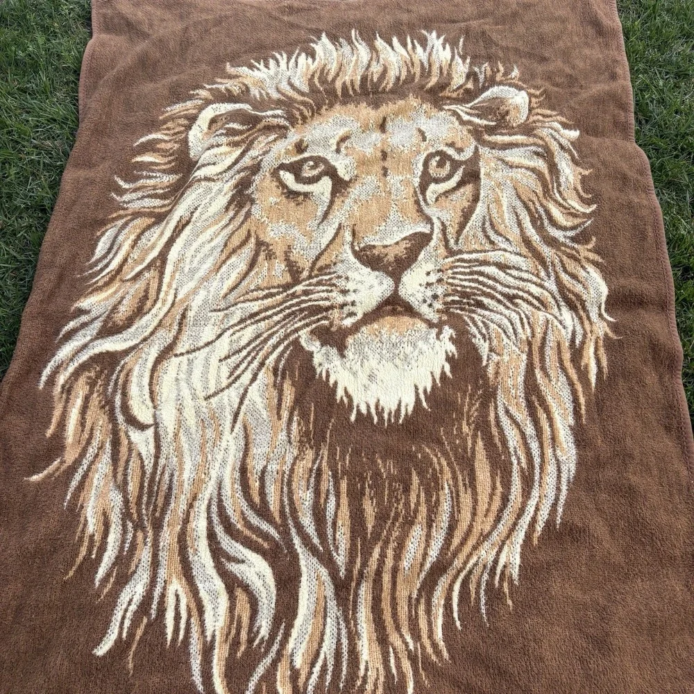 Vintage Lion Blanket Throw Acrylic Crown Crafts Vuteks Brown Reversible 60x80